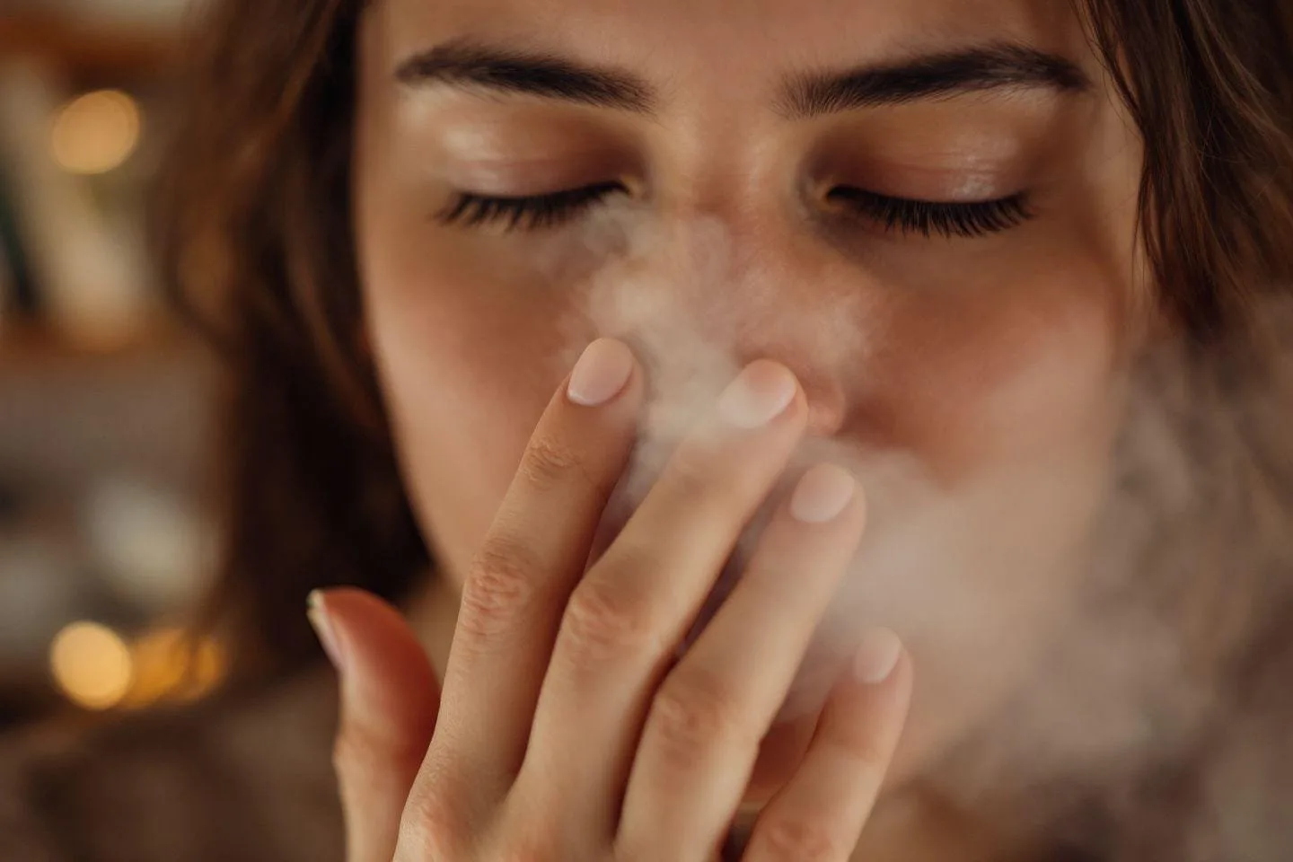 Gros plan d'une femme fermant les yeux dans un moment de plénitude